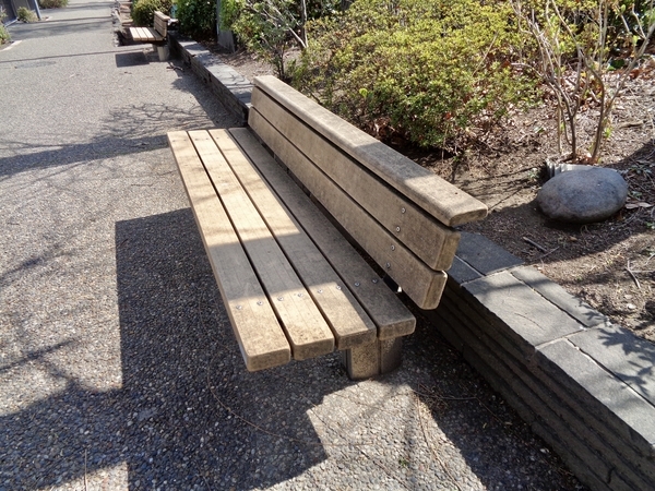 木製のベンチを撮った写真