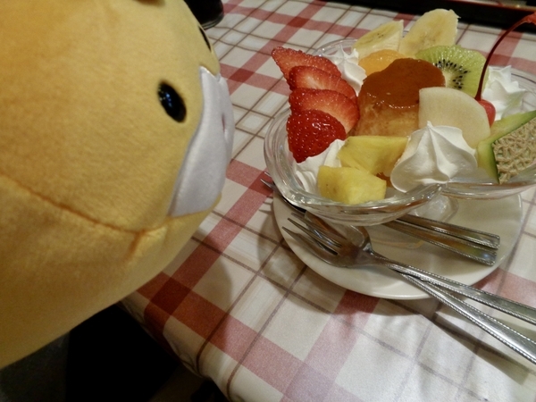 プリンアラモードの横にぐんまちゃんのぬいぐるみがいるところを撮った写真。