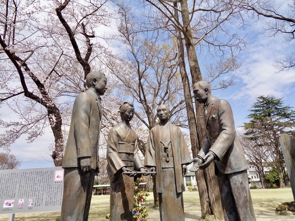 「楫取素彦と松陰の短刀」銅像の写真。前橋公園内。
