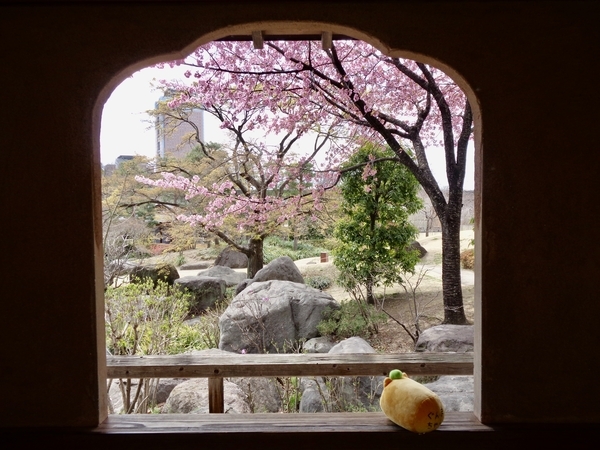 日本庭園の東屋にぬいぐるみのぐんまちゃんがいるところを撮った写真