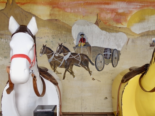木馬の建物に描かれている、荷を引く馬たちの絵