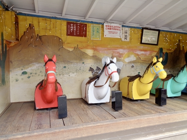 木馬が並んでいる「もくば館」の写真