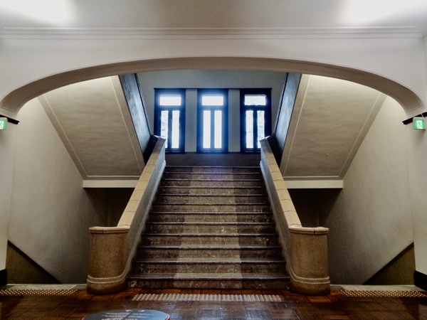 群馬県庁本庁舎内の階段の写真