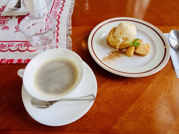 アップルパイの写真。アイスクリームが添えられている。コーヒーとセットで。