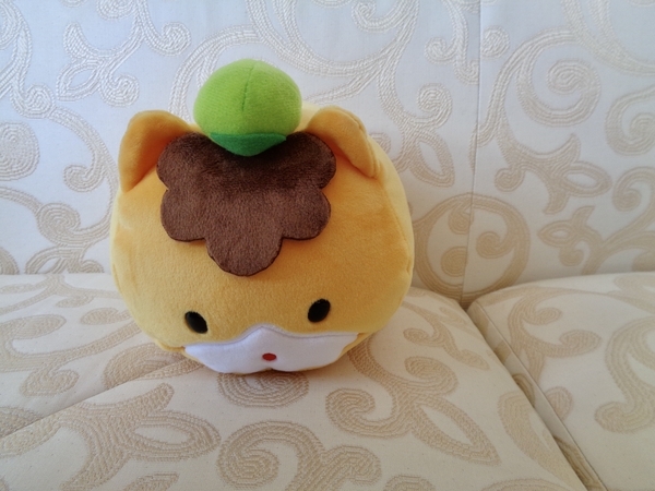 カフェのソファに座るぐんまちゃんの写真