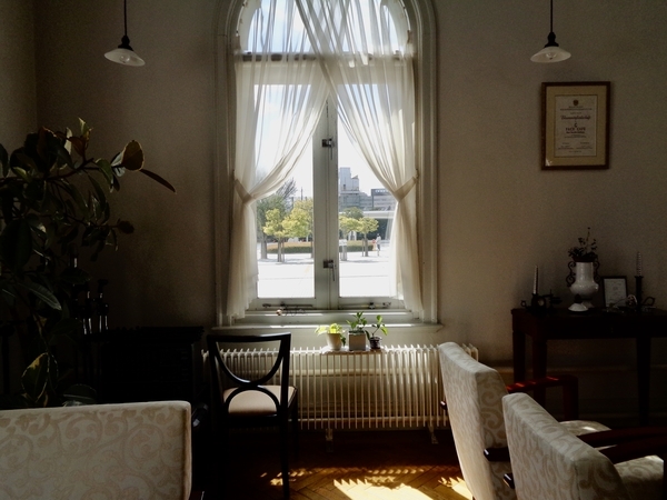 群馬県庁本庁舎内一階のカフェ、内部の写真