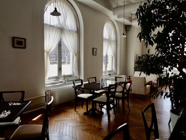 群馬県庁本庁舎内一階のカフェ、内部の写真