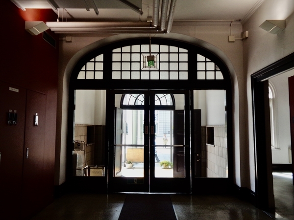 群馬県庁本庁舎内から外へ向けて撮った写真