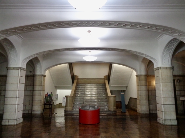 群馬県庁本庁舎入り口の写真