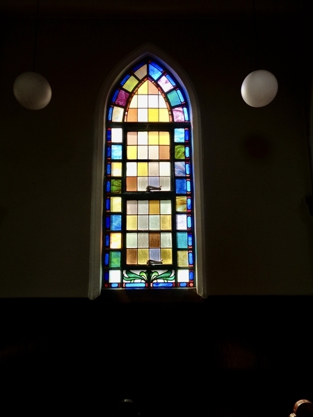 ステンドグラスの写真。前橋カトリック教会聖堂内から。