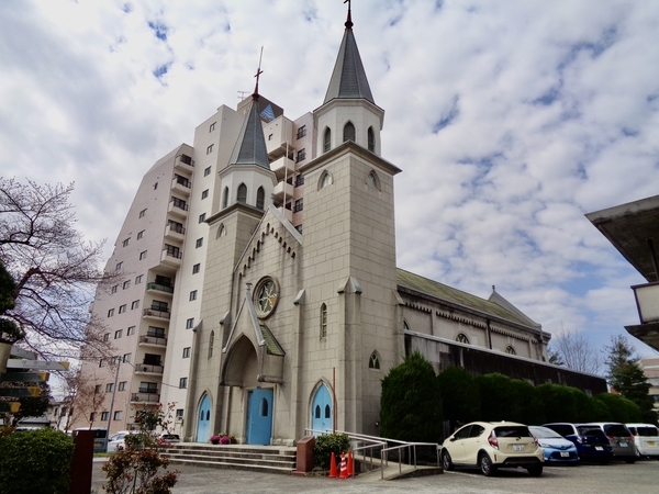 前橋カトリック教会聖堂の写真。下部四角，上部八角の塔を立上げた双塔形式の会堂。基調はゴシック式。