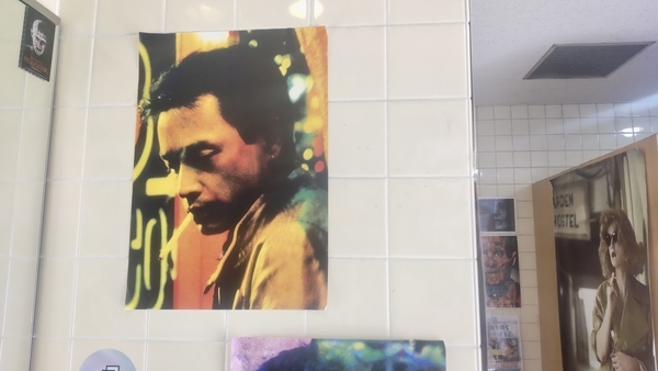 香港映画のポスターが貼られた空間を撮った写真