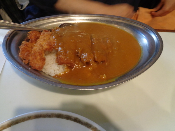 銀色の器に入っているカツカレーの写真