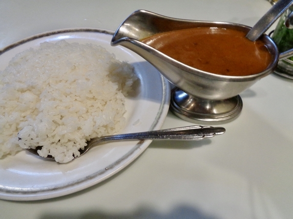 カレーの写真。ごはんとカレーが分かれているタイプ。