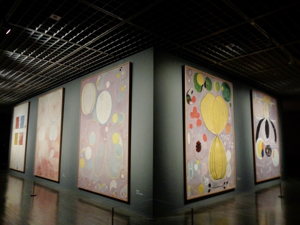 「原初の最大物」のシリーズが展示室の中央に展示されている