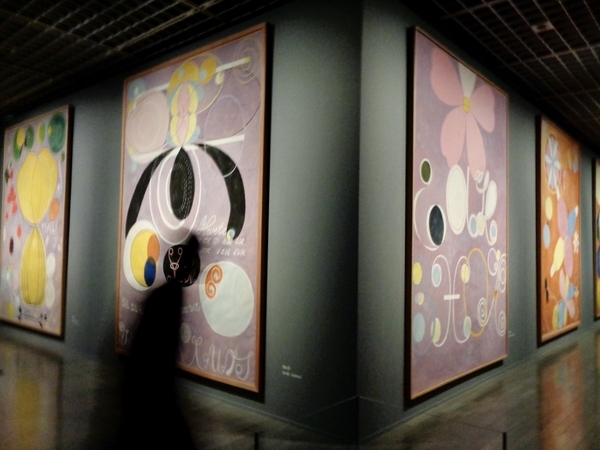 「原初の最大物」のシリーズが展示室の中央に展示されている