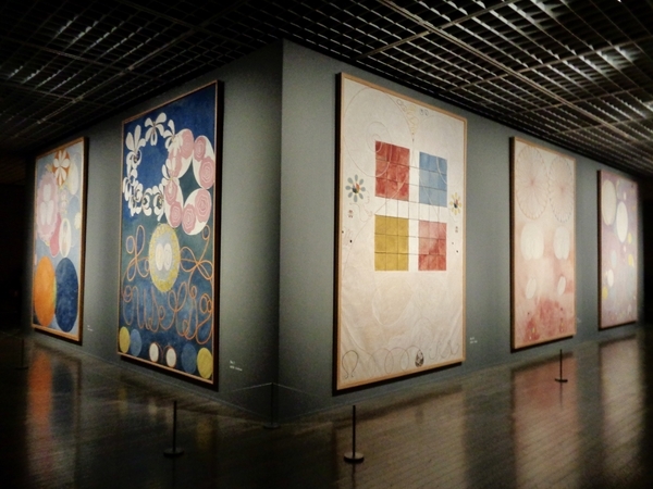 「原初の最大物」のシリーズが展示室の中央に展示されている