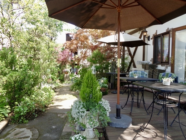 Tea Room テラス席の写真。庭側。