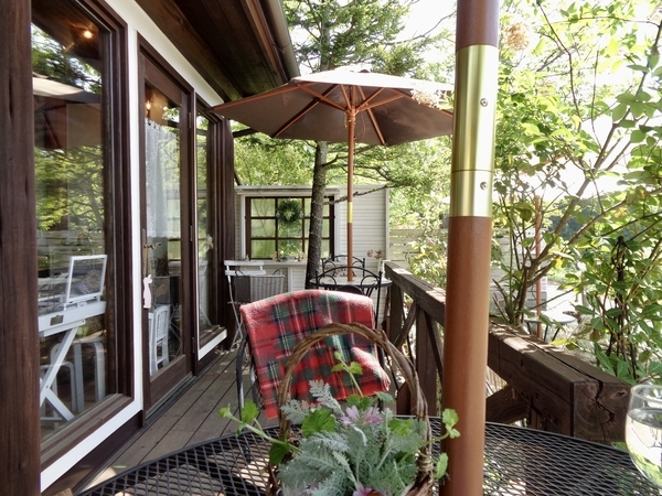 Tea Room のテラス席の写真。庭も山も両方見える席。