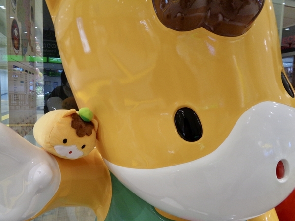 ぐんまちゃん像に語りかけるぬいぐるみのぐんまちゃんを撮った写真