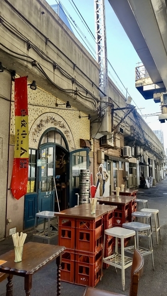 ガード下の写真。スペイン料理のお店