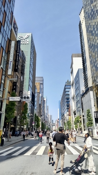 銀座中央通りの写真。歩行者天国。
