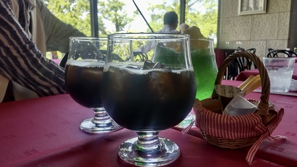 アイスコーヒーが二杯とクリームソーダが一杯テーブルの上にあるところを撮った写真