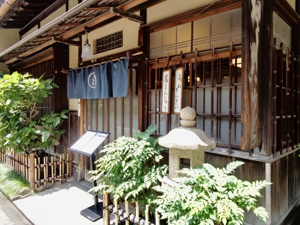 神田、甘味店「竹むら」の玄関の写真