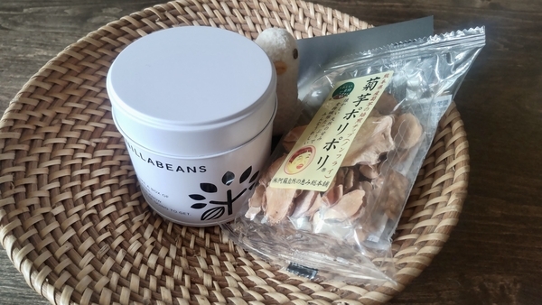 缶入りのお菓子と菊芋チップの写真。缶に入っているのはスノーボールというふわっとしたカカオのお菓子。