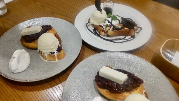 フレンチトーストの写真。三つのお皿にそれぞれ、フレンチトーストやアイスクリームがのっている。