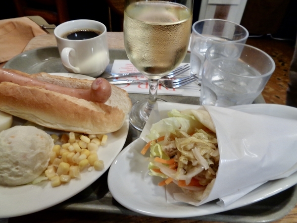 新宿ベルク店内での食事風景を撮った写真。ニシンのラップサンドや、ホットドッグなど。