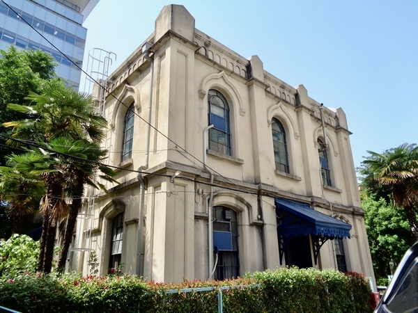 ニコライ堂の敷地に建っている建物の写真