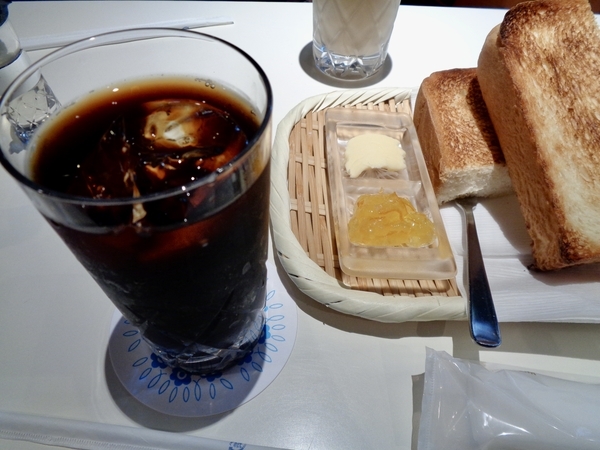 喫茶穂高のアイスコーヒーとトースト
