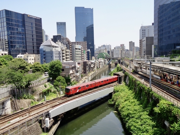 神田川の上を行く丸の内線が中央線と交差するところ