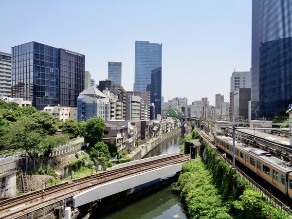 聖橋の上から撮った写真。神田川の上を丸ノ内線が通り、JR中央線と交差する。