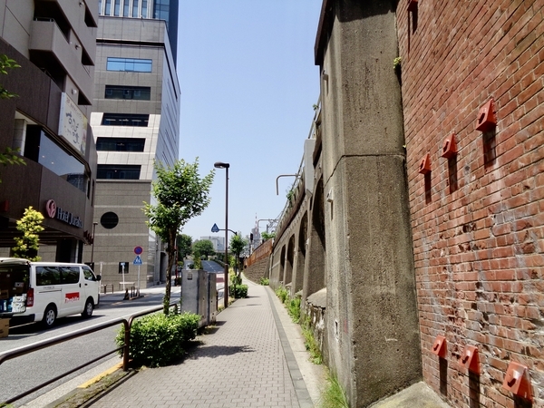 JR中央線、淡路坂を御茶ノ水方面に向かう道を撮った写真