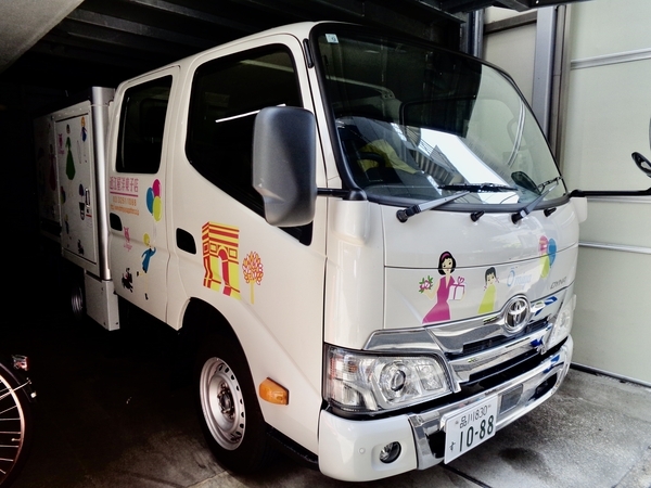 近江屋洋菓子店のトラックを撮った写真