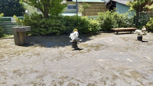 公園の遊具の写真。パンダを模した乗り物
