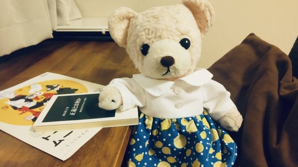 ぬいぐるみの写真。ワンピースを着たくまが椅子に腰掛けている。