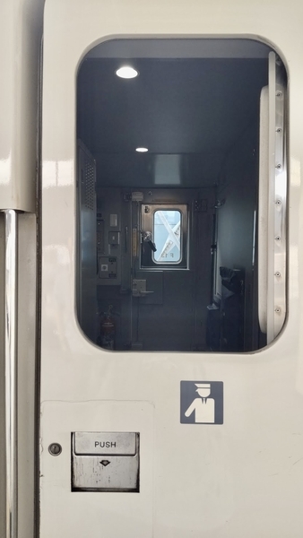 新幹線の車掌室を外から撮った写真