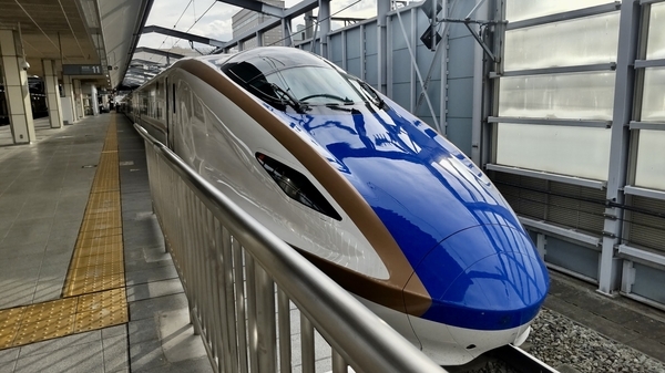 JR長野駅ホームに入る新幹線の写真