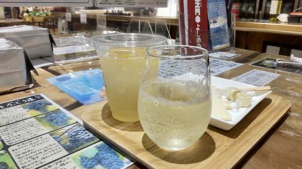 レモネード、シードルなどがのっているお盆を撮った写真