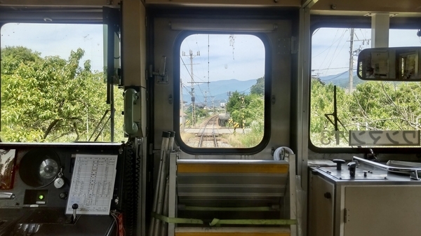 長野電鉄車内から線路を撮った写真