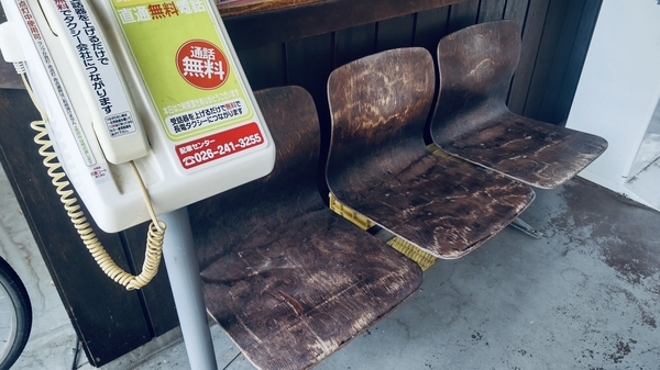 木のベンチの写真。小布施駅構内。