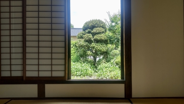 髙井鴻山旧居跡、二階、障子窓とその向こう側の写真