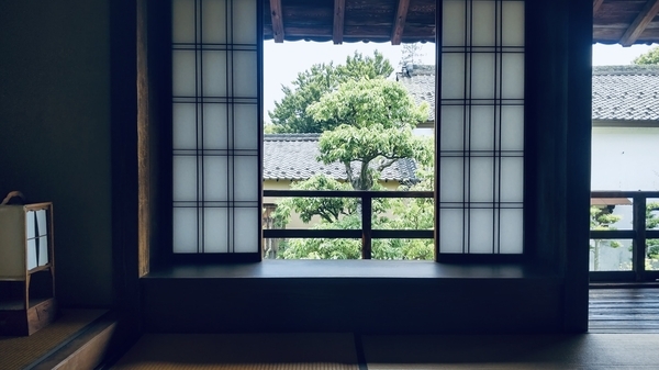髙井鴻山旧居跡、二階、障子窓とその向こう側の写真