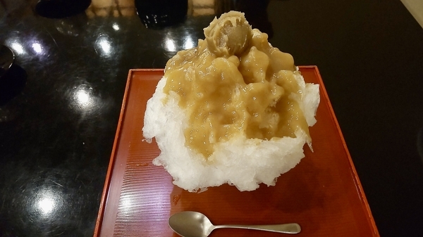 栗クリームのかかったかき氷の写真