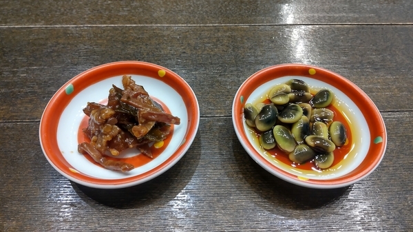 浸し豆など、お酒のさかなが二皿出ているところを撮った写真