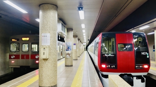 ホームの写真。長野電鉄。ホーム両側に電車が入っている。