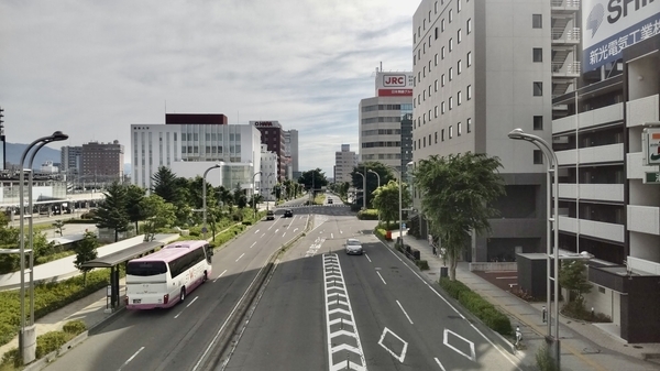 道路の写真。長野市道七瀬北中線を歩道橋の上から見たところ。
